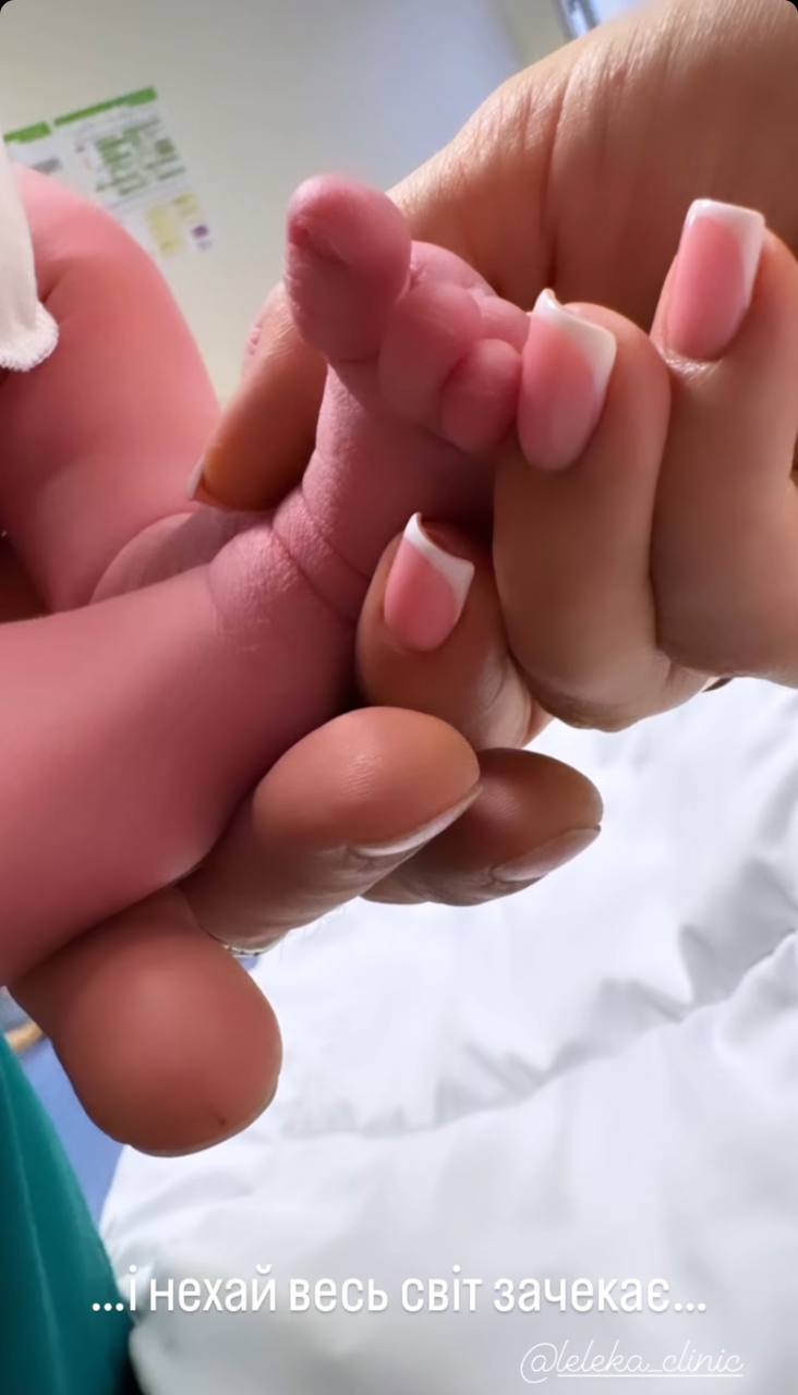 "И пусть весь мир подождет". Лилия Ребрик показала новые кадры с новорожденной дочкой Аделиной